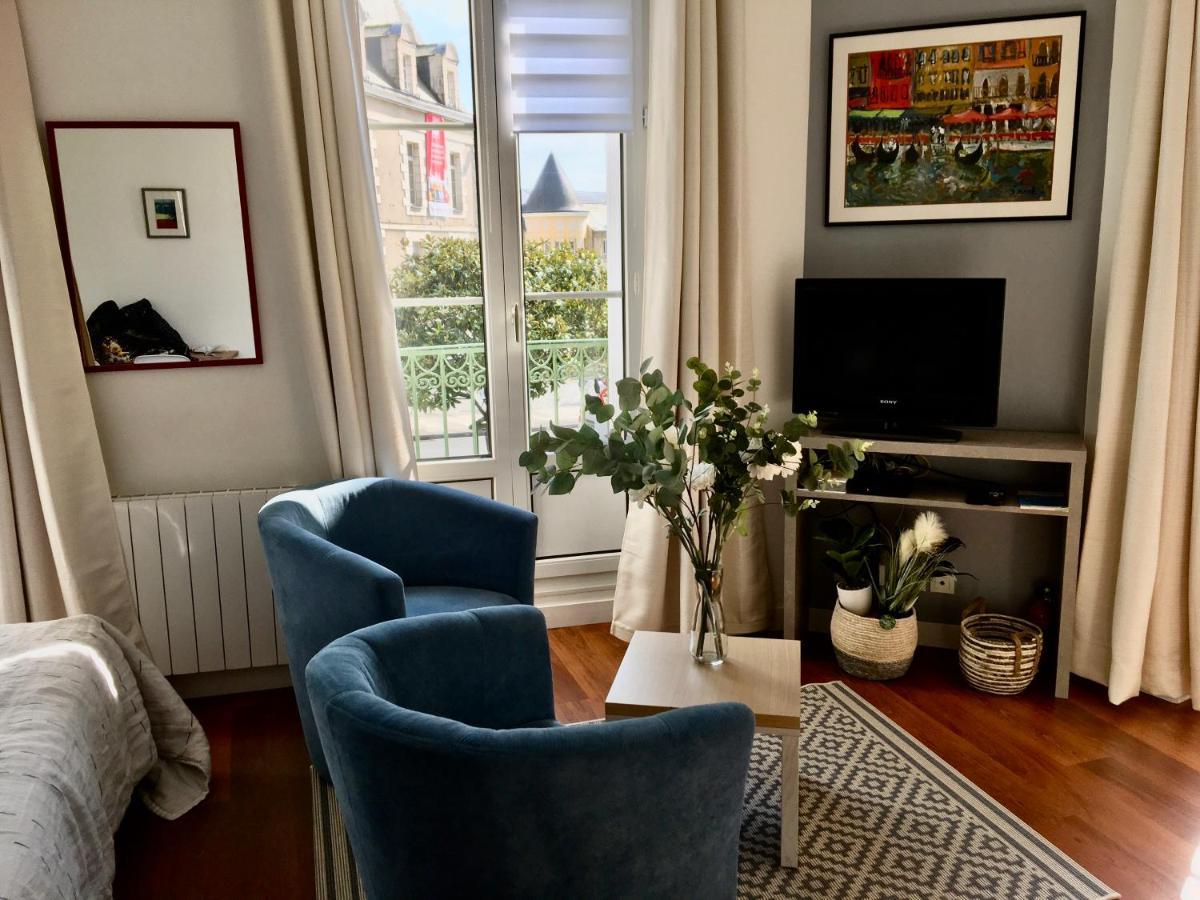 Studio Balcon De La Place ดีน็อง ภายนอก รูปภาพ